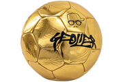 Dettaglio del Pallone Geolier dorato con logo graffiti